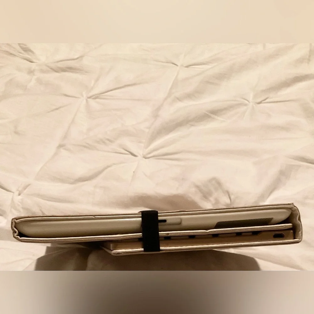IPad trifold holder + magnetic Bluetooth keyboard
